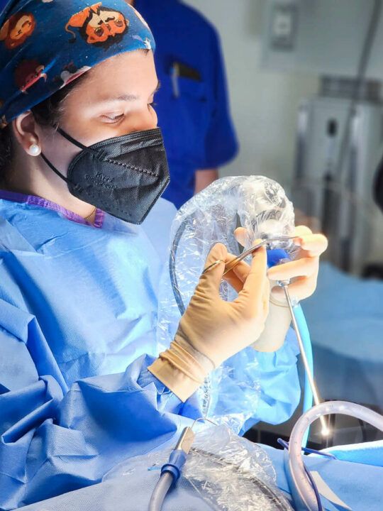Otorrinolaringóloga en cirugía con endoscopio