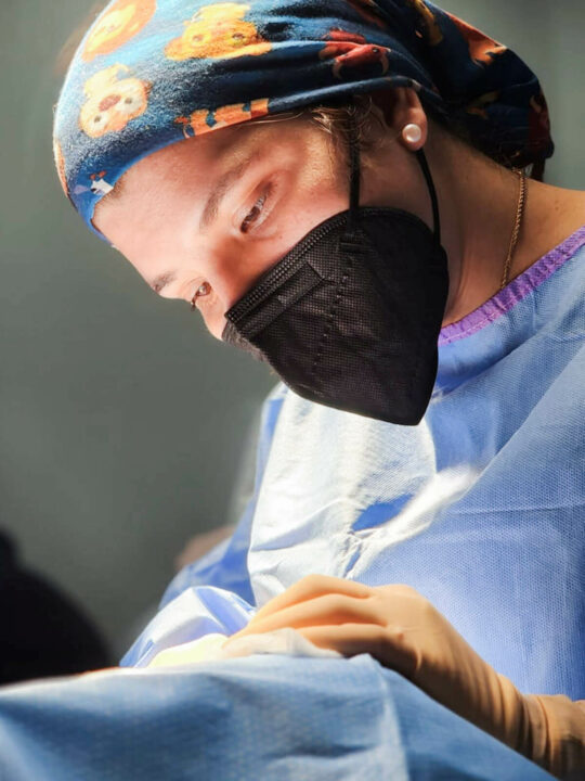 Doctora realizando perfilamiento facial